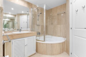Shower, hair dryer, towels - Apartment 'Jardines Santa Maria Golf Elviria' with Shared Pool, Wi-Fi and Air Conditioning (Marbella)