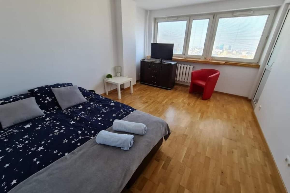 Escritorio y espacio para trabajar con laptop