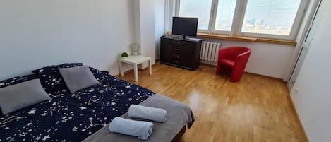 Klassieke kamer, 1 tweepersoonsbed, uitzicht op de stad | Een bureau, een laptopwerkplek, een strijkplank/strijkijzer, gratis wifi