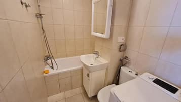 Secador de pelo, toallas, jabón, papel higiénico