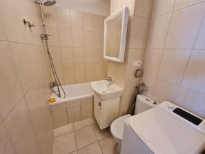 Secador de pelo, toallas, jabón, papel higiénico