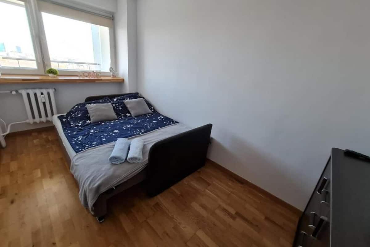 Escritorio y espacio para trabajar con laptop