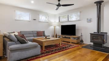 Apartment | Living area | Fireplace