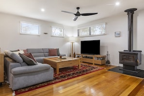 Apartment | Living area | Fireplace