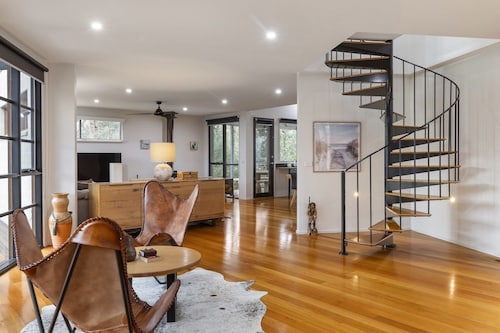 Stylish 3-bedroom and Outdoor Grill and Pizza Oven