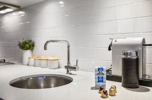 Apartment | Private kitchen | Cookware/dishes/utensils