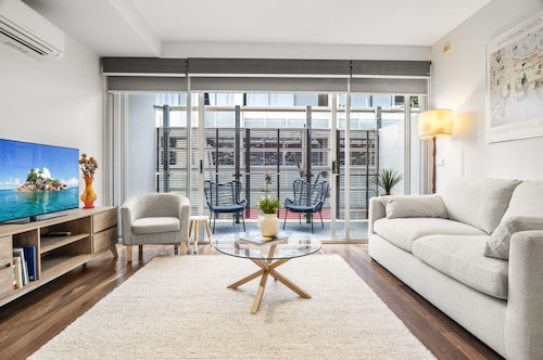 \"mila\" Trendy Prahran 1-bed Apartment With Balcony