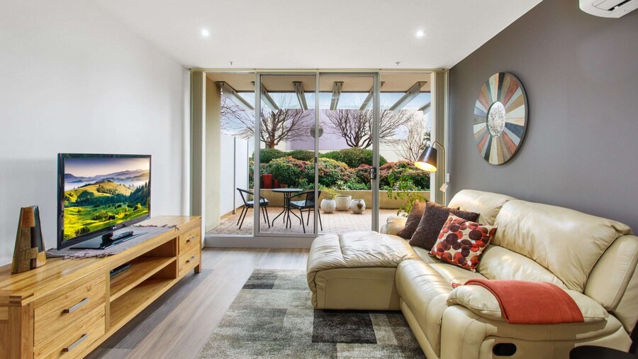 Madecomfy Spacious Canberra Living With Courtyard