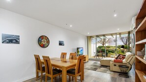 Apartment | Dining - Madecomfy Spacious Canberra LI (Canberra)