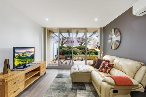 Madecomfy Spacious Canberra Living With Courtyard