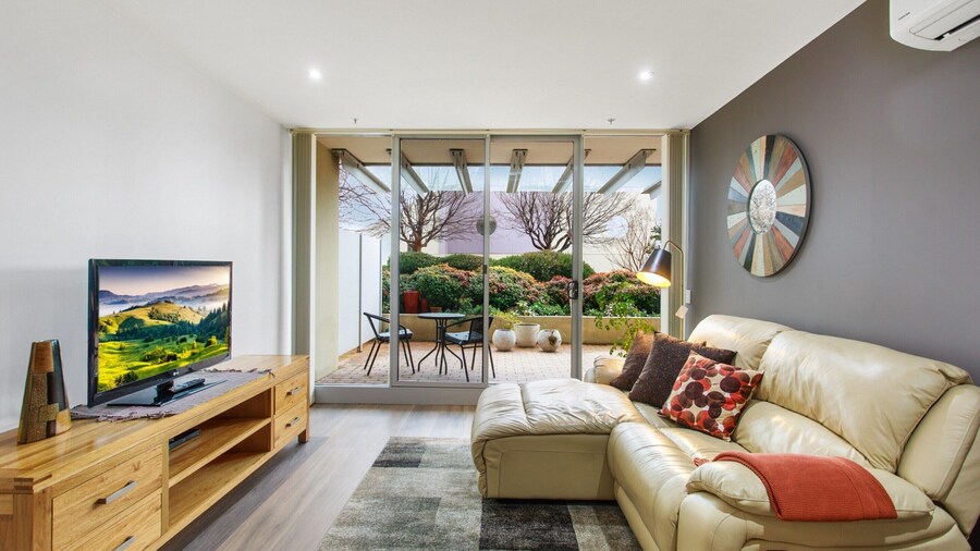 Madecomfy Spacious Canberra Living With Courtyard