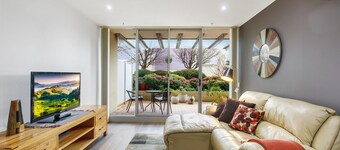Madecomfy Spacious Canberra Living With Courtyard
