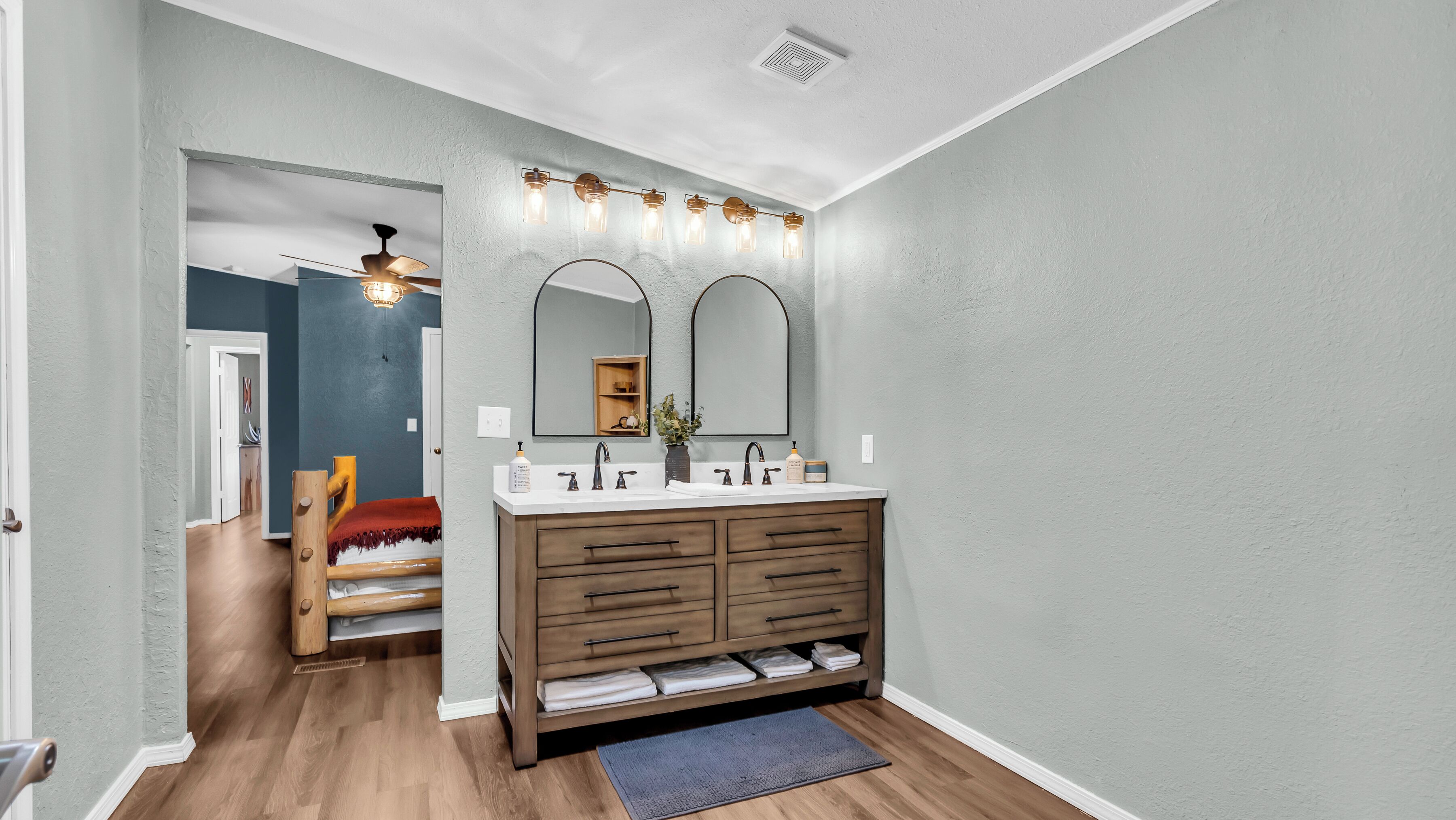 3 habitaciones, tabla de planchar con plancha, wifi y ropa de cama 