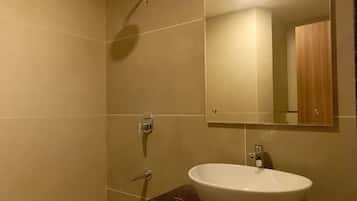 Junior Suite, City View | Bathroom | Hair dryer, towels, soap, shampoo