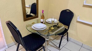 Studio tiện nghi đơn giản | Khu vực ăn uống tại phòng