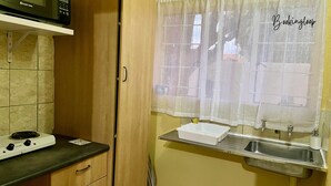 Studio tiện nghi đơn giản | Bếp riêng