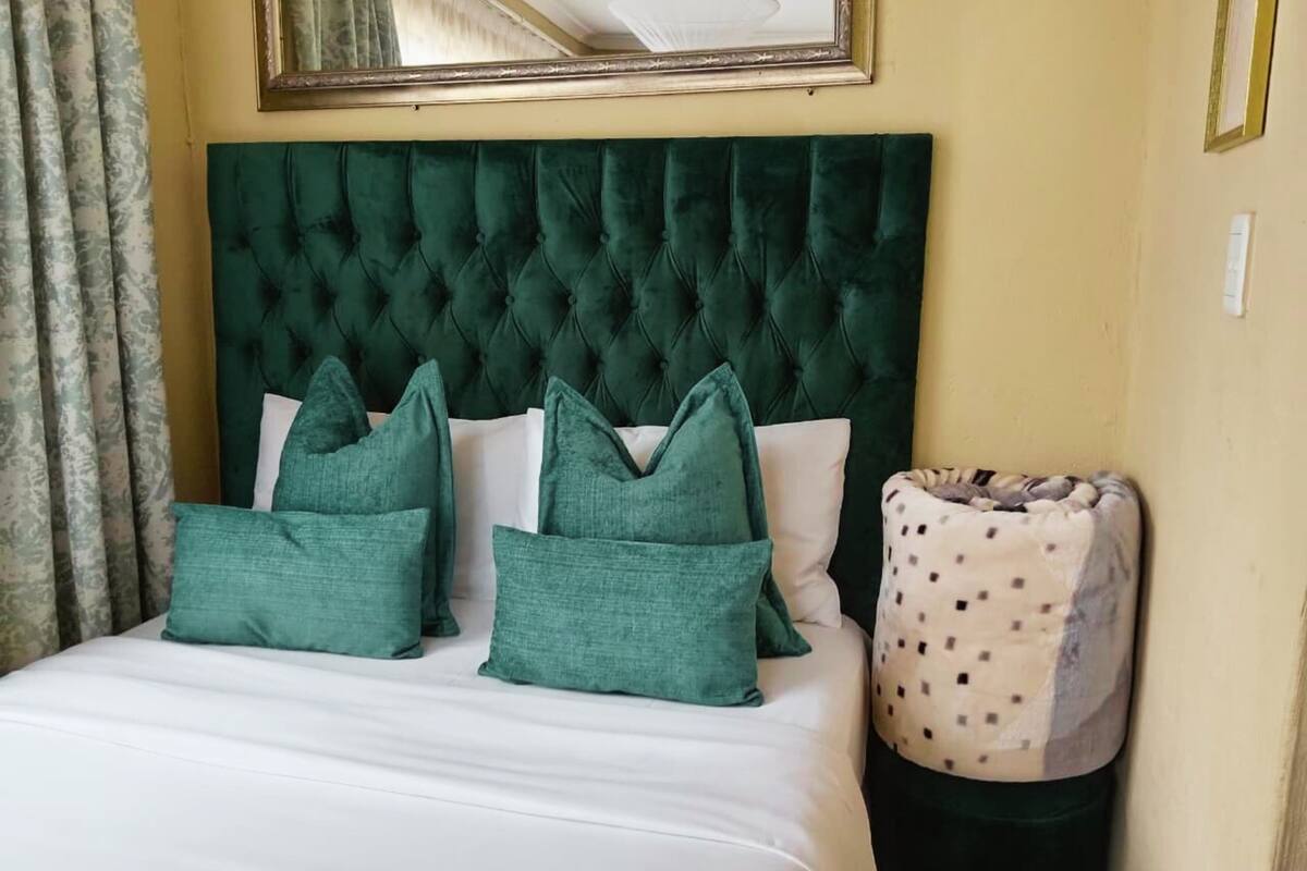 غرفة مزدوجة بتجهيزات أساسية - لغير المدخنين - خدمة تنظيف الغرف | بديكورات فريدة لكل غرفة وطراز فريد لكل وحدة وواي فاي مجانًا