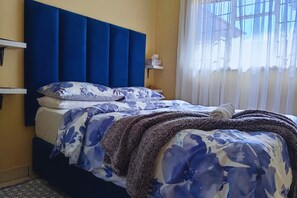 Quarto casal econômico, para não fumantes, serviço de arrumação | Individualmente decorados, individualmente mobiliados