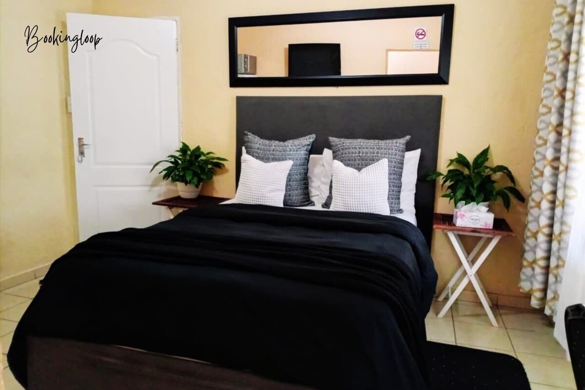 Tabla de planchar con plancha, wifi gratis y decoración personalizada 