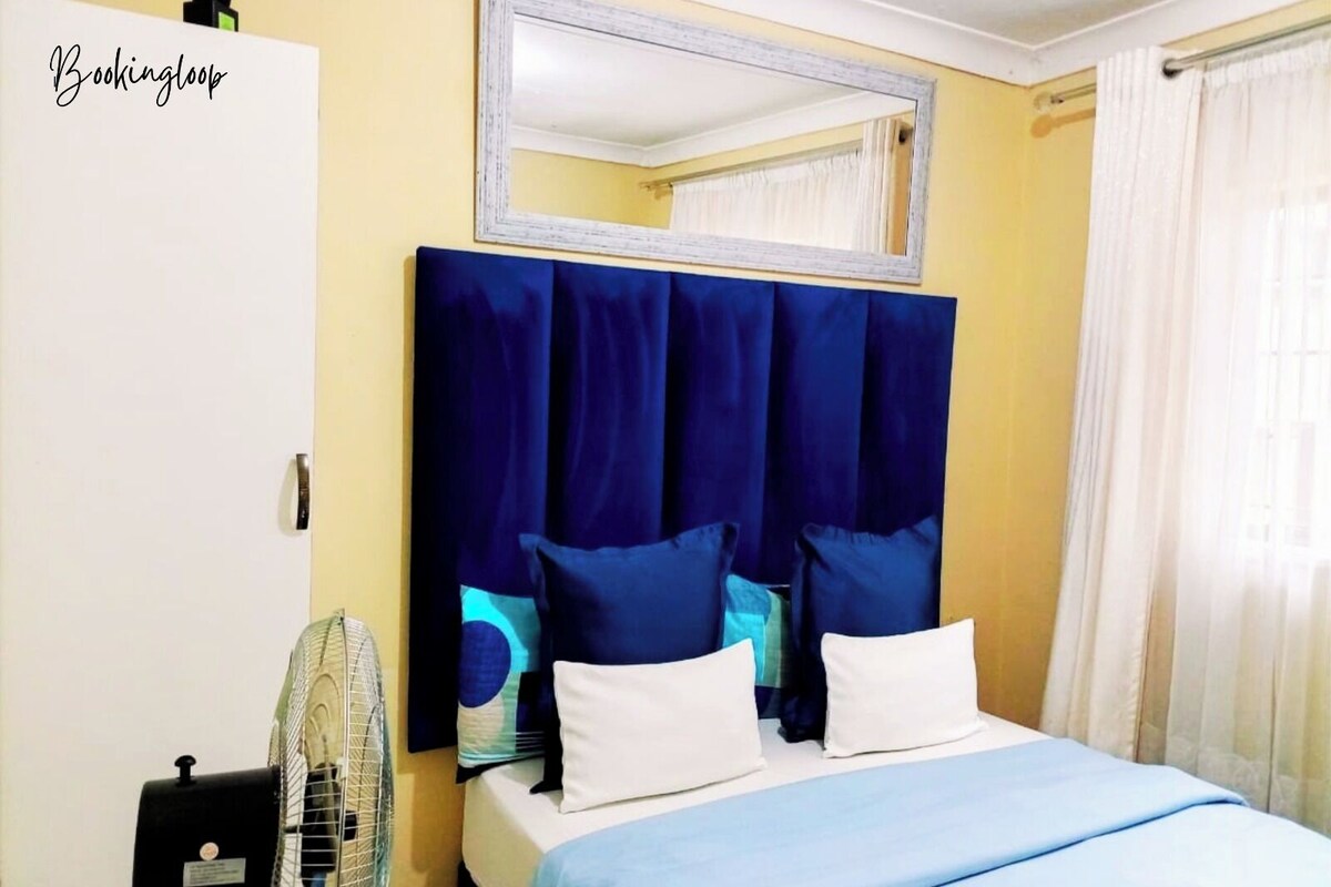 Tabla de planchar con plancha, wifi gratis y decoración personalizada 