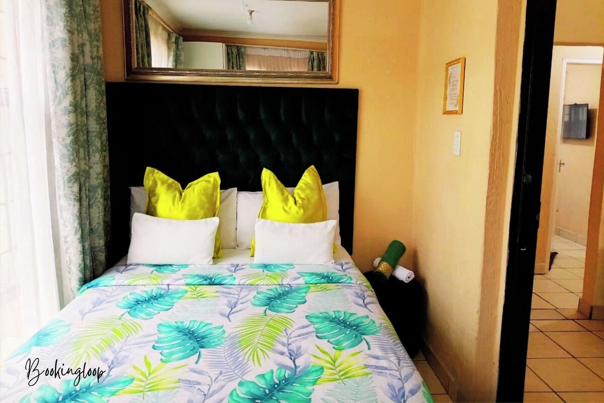 Tabla de planchar con plancha, wifi gratis y decoración personalizada 