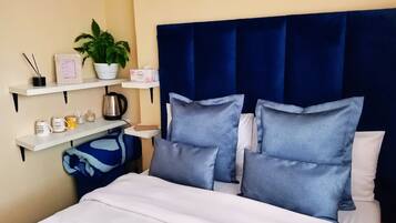 ์ด์ฝ๋
ธ๋ฏธ ๋๋ธ๋ฃธ, ๊ธ์ฐ, ํ์ฐ์คํคํ | ๊ฐ๊ฐ ๋ค๋ฅธ ์คํ์ผ์ ์ธํ
๋ฆฌ์ด, ๊ฐ๊ฐ ๋ค๋ฅด๊ฒ ๊ฐ๊ตฌ ๋น์น, ๋ฌด๋ฃ WiFi, ์นจ๋ ์ํธ