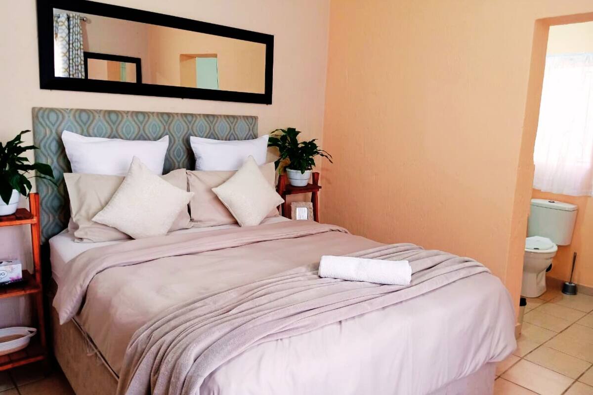 غرفة مزدوجة عادية - سرير كبير - لغير المدخنين - خدمة تنظيف الغرف | بديكورات فريدة لكل غرفة وطراز فريد لكل وحدة وواي فاي مجانًا