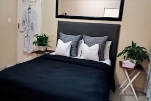 Individually decorated, individually furnished, iron/ironing board - Budget Stays At Olivia Pines Guesthouse  (Krugersdorp)