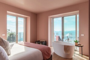 8 chambres, fer et planche à repasser, lit de bébé portatif