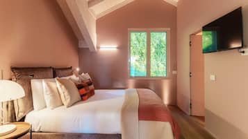 8 quartos, ferros/tábuas de passar roupa, berço de viagem
