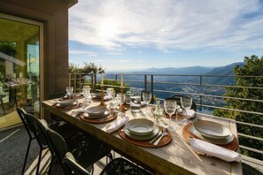 Une table à manger installée à l’extérieur, offrant une vue panoramique.