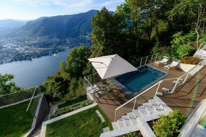 A rooftop pool with a view of a lake and mountains. - Villa Rossa - by My Home in Como (Brunate)
