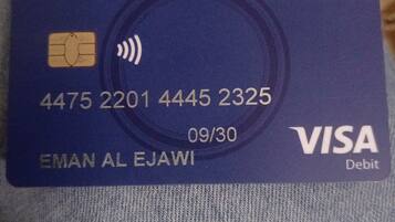 Una pantalla de ordenador, una impresora