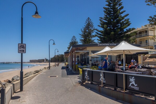 Apartment | Beach - Stylish 3-bed House Close to Attractions (Adelaide)