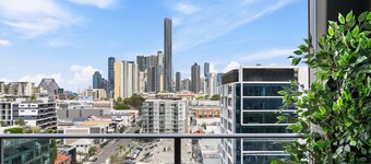 Chic 1 Bed Inner-city Retreat With Pool and Views