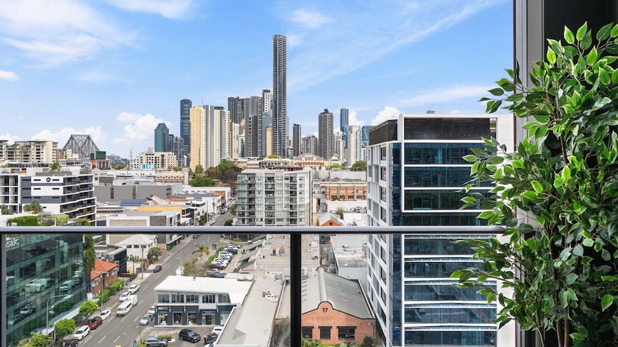 Chic 1 Bed Inner-city Retreat With Pool and Views