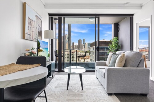 Chic 1 Bed Inner-city Retreat With Pool and Views