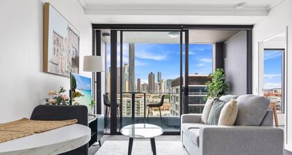 Chic 1 Bed Inner-city Retreat With Pool and Views