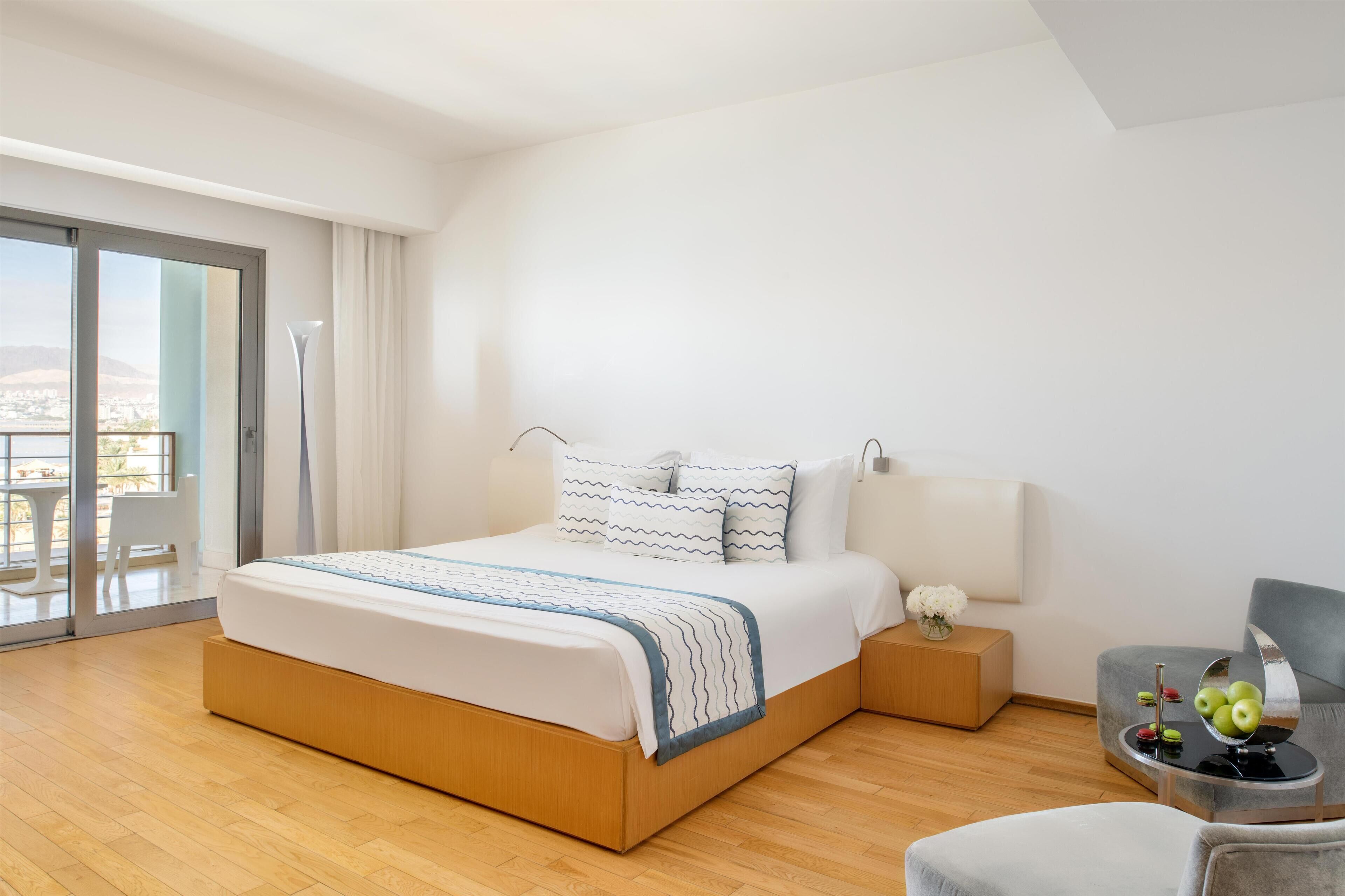 Seprai premium, busa memori, minibar gratis, dan brankas