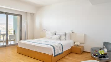 Seprai premium, busa memori, minibar gratis, dan brankas