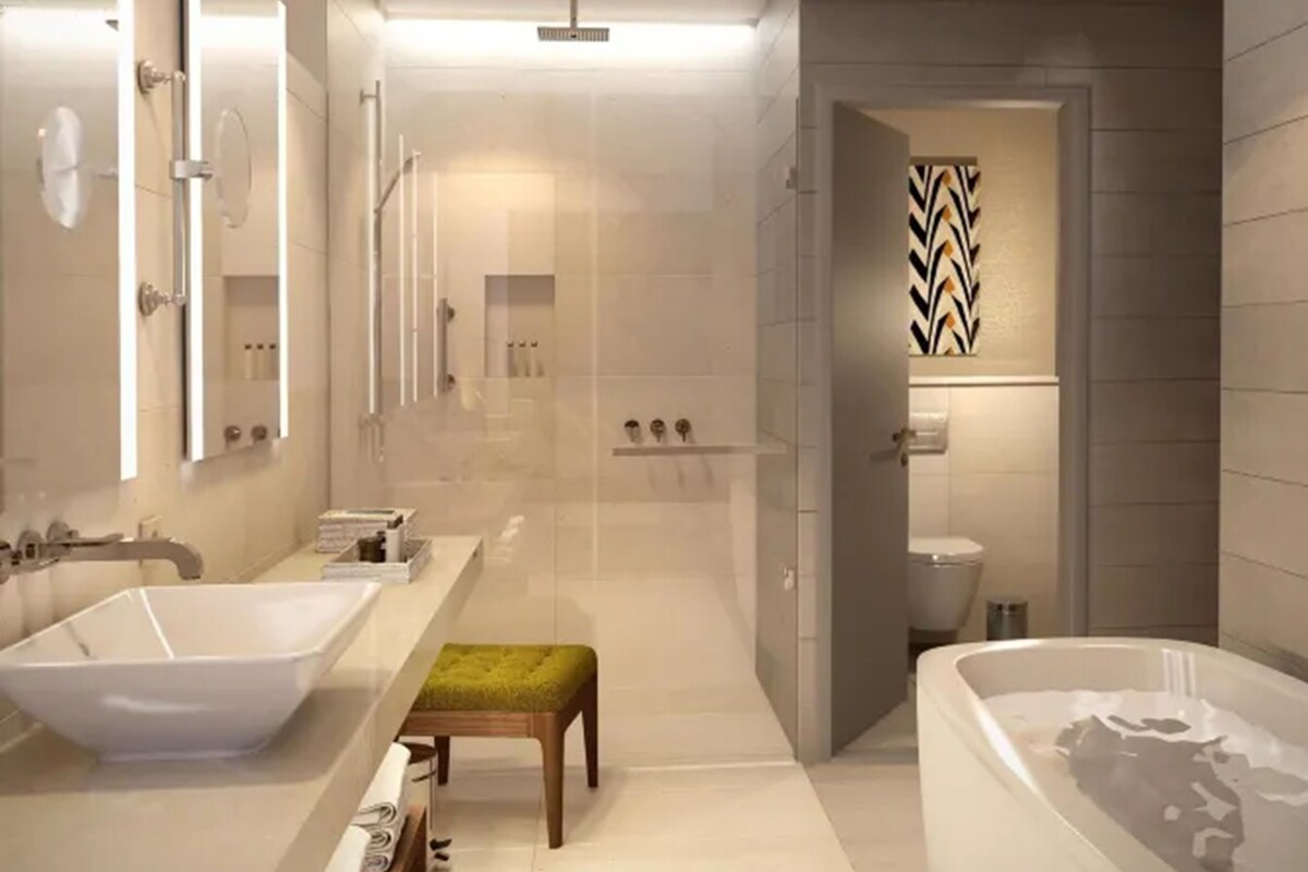 Een moderne badkamer met een ruime badkuip, een aparte douche en een wastafel met spiegel.