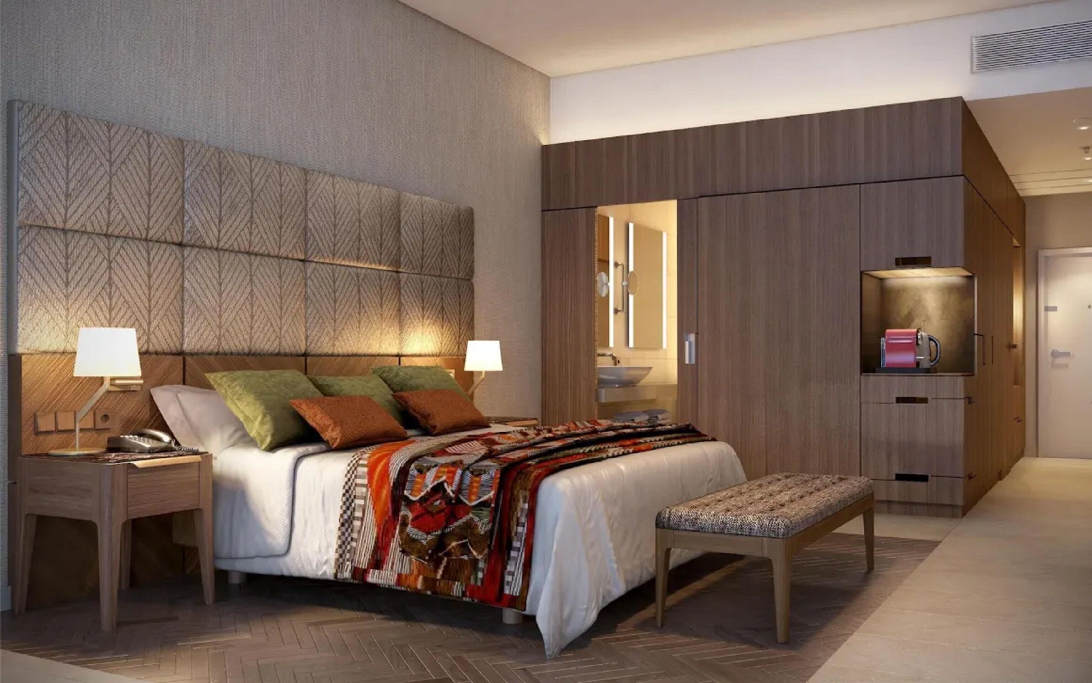 Ein modernes Hotelzimmer mit einem großen Bett, Nachttischen, einer Bank, einem Kleiderschrank und einem Spiegel.