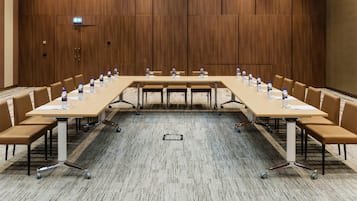 Televisi 32-inci dengan saluran TV kabel dan kantor