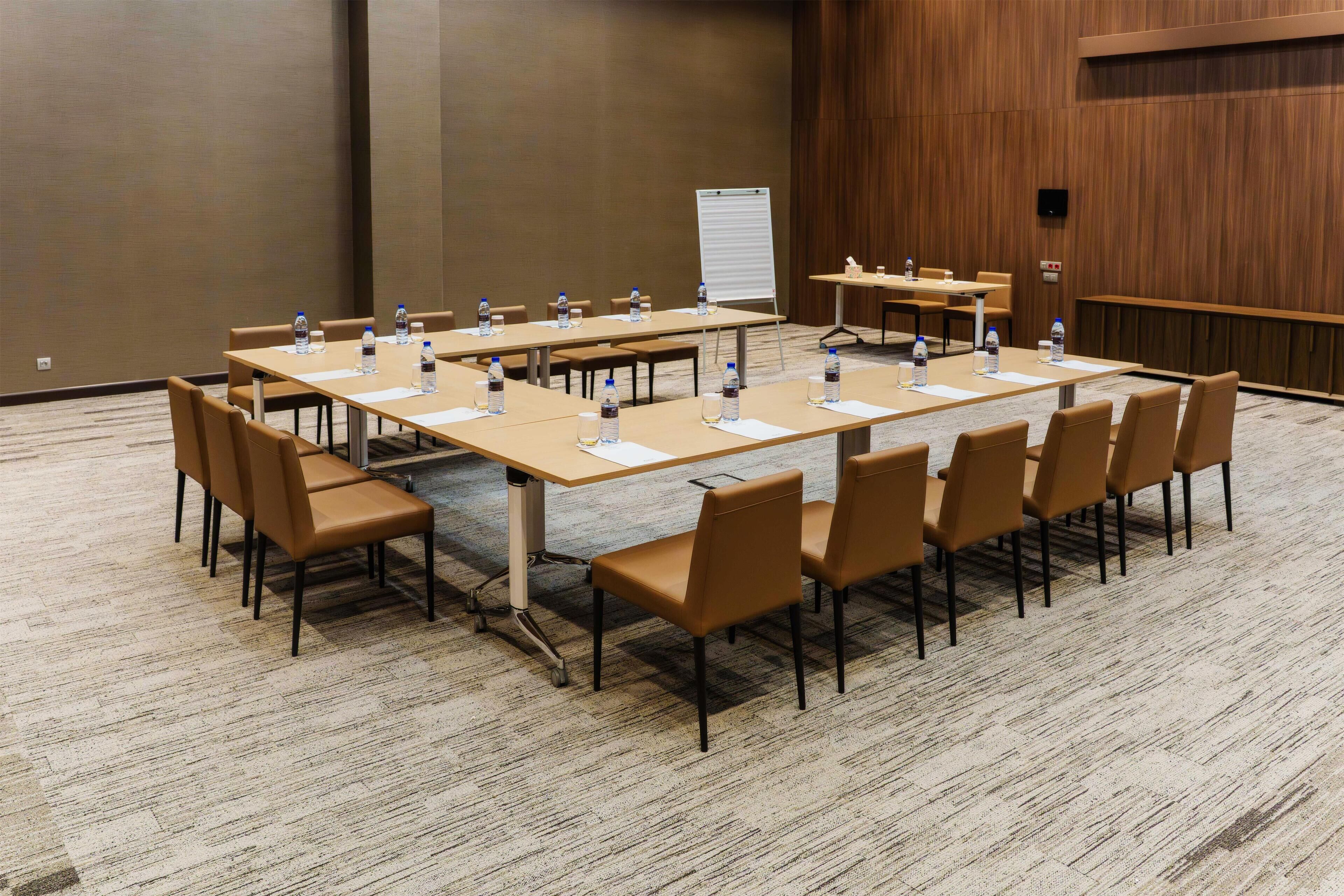 32 吋電視連有線電視頻道、 辦公室