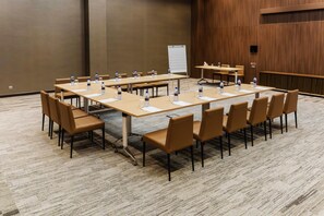 Televisión 32 pulgadas con canales de televisión por cable, oficina