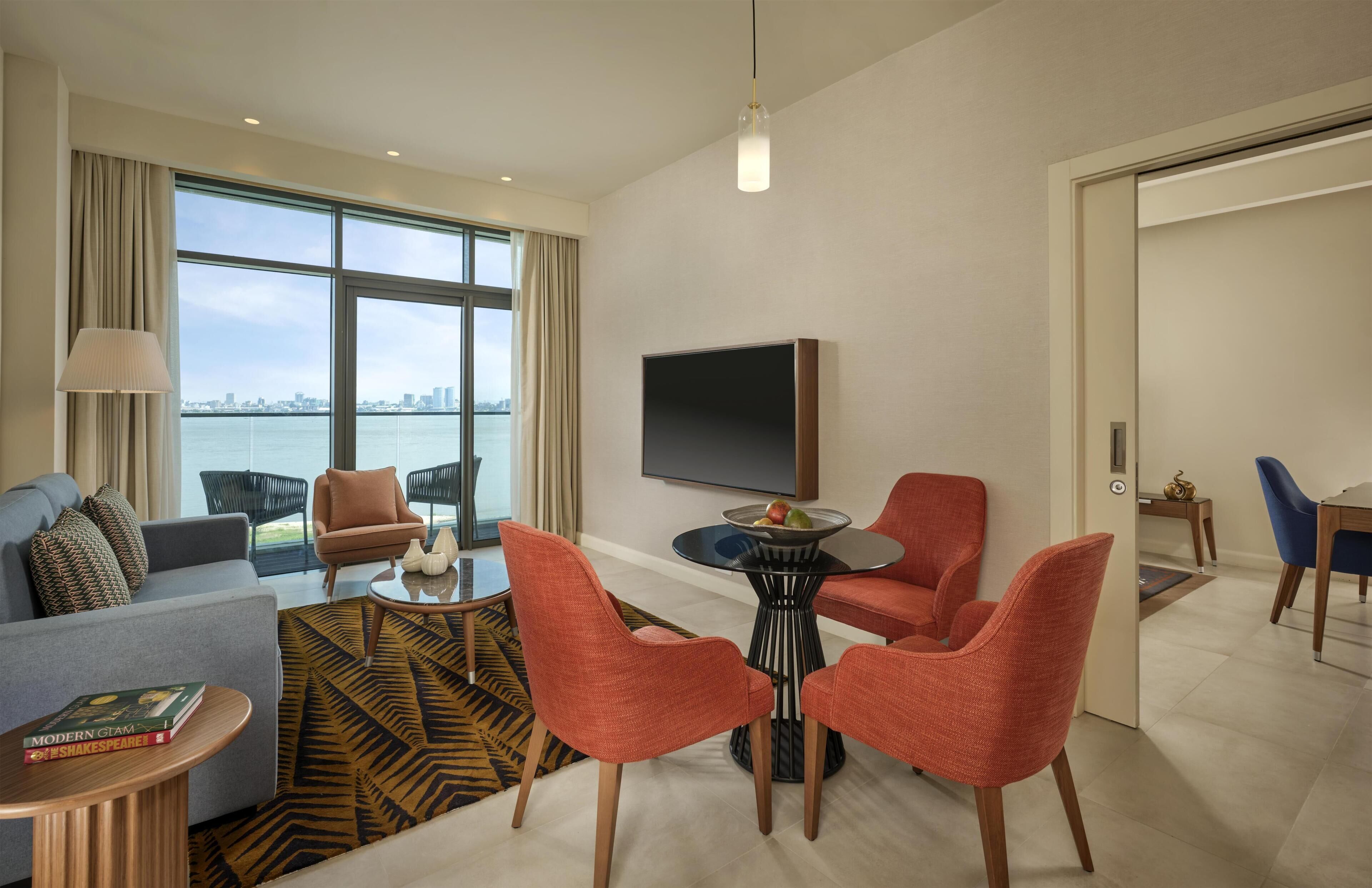 Suite Deluxe, 1 cama King size, vista al río | Área de sala de estar | Televisión de 32 pulgadas con canales por cable y oficina 