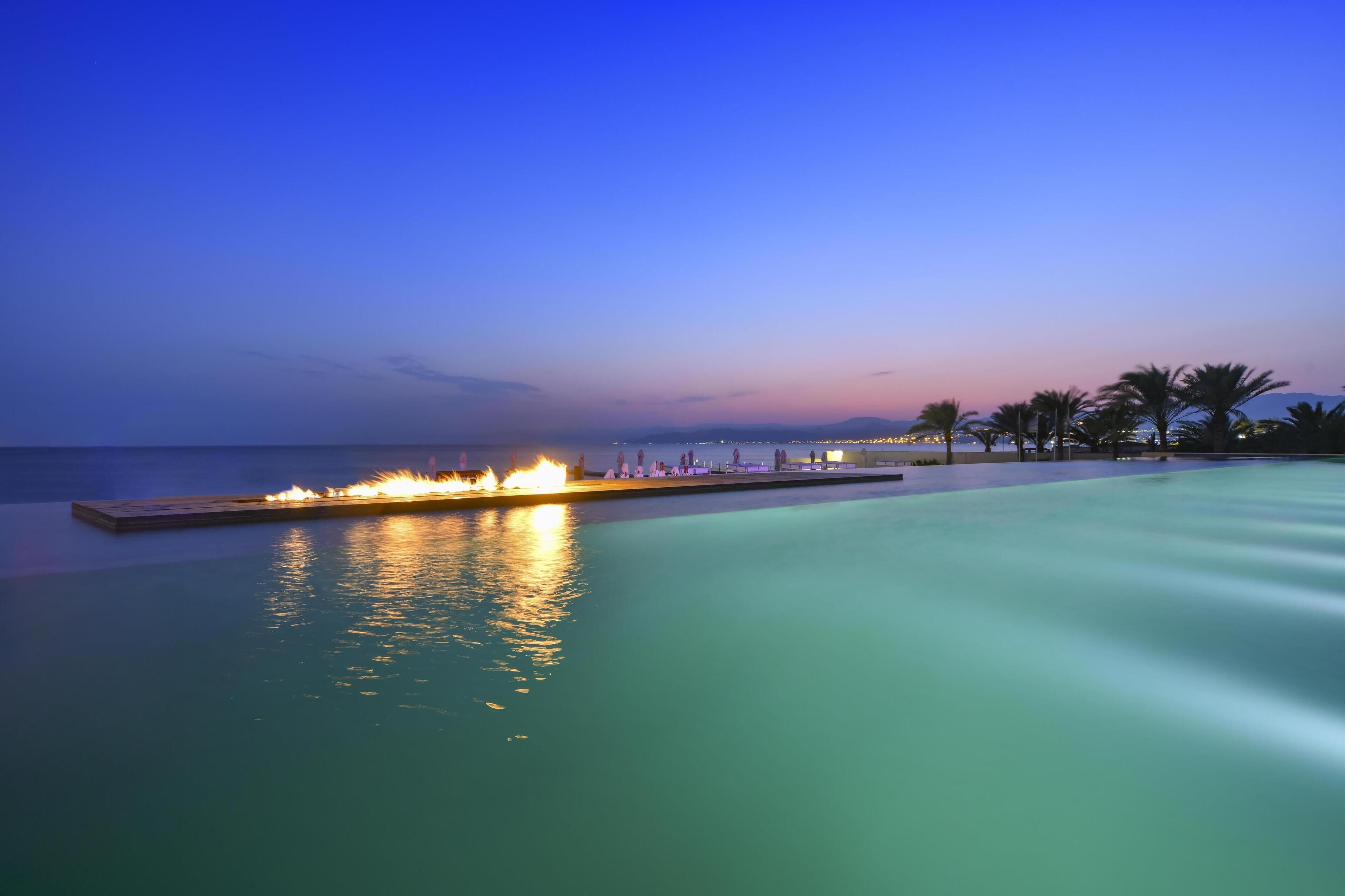 Utendørsbasseng, bassengparasoller og solsenger