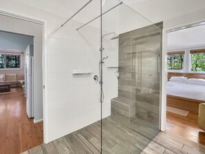 Apartment | Bathroom | Towels - Riverside 3-bed Townhouse With Spacious Deck & BBQ (Mossy Point)