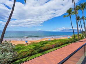 On the beach - Recently Renovated - Oceanfront in Makena (Wailea)