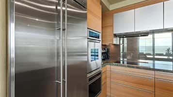 Een koelkast, een magnetron, een oven, een kookplaat